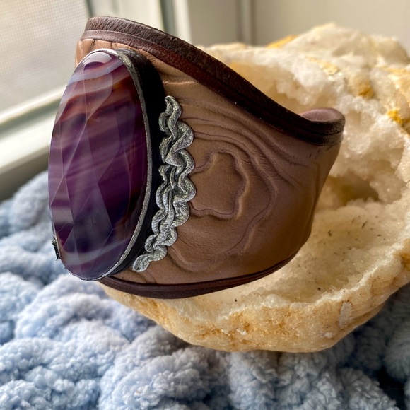 Vintage Genuine large Purple Agate and Leather cuff bracelet - Picture 2 of 5